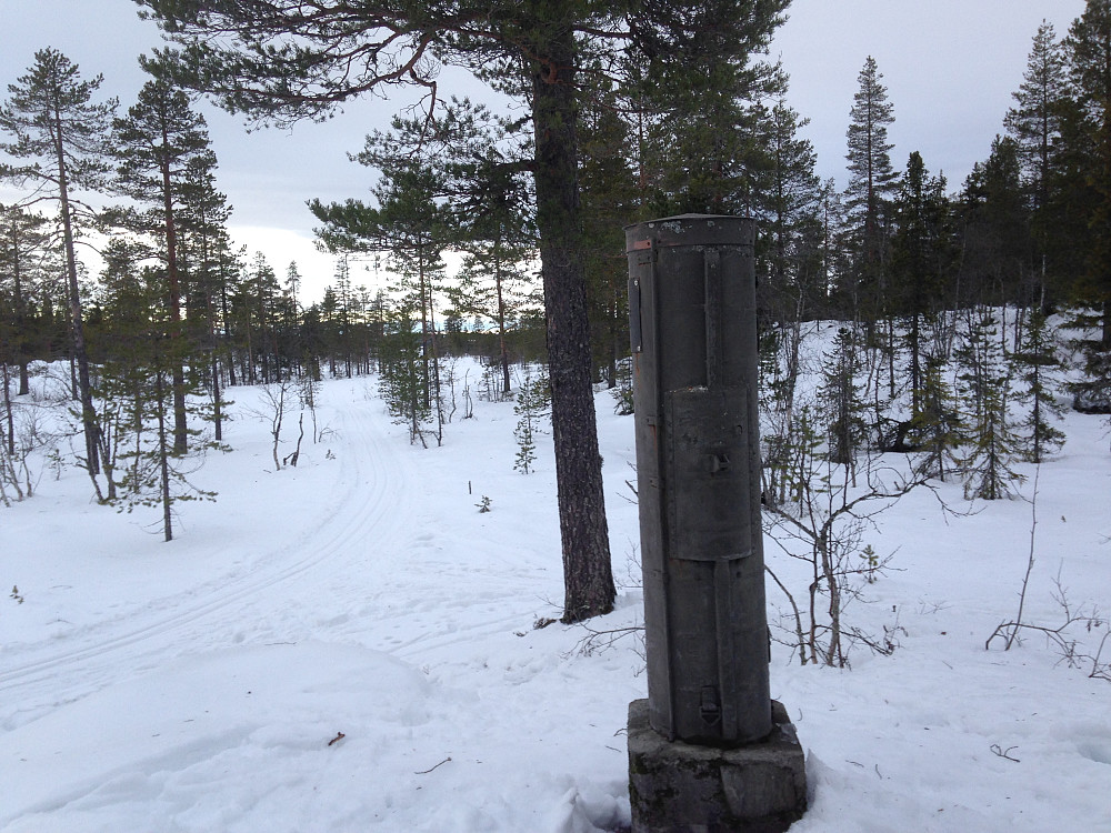 Krigsminnemerke, en slipp-beholder, på åsen. I område var det mange flyslipp til motstandbevegelsen