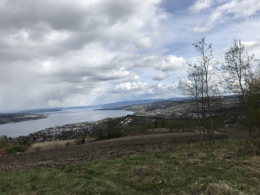 Dagens utsikt mot byen og Mjøsa