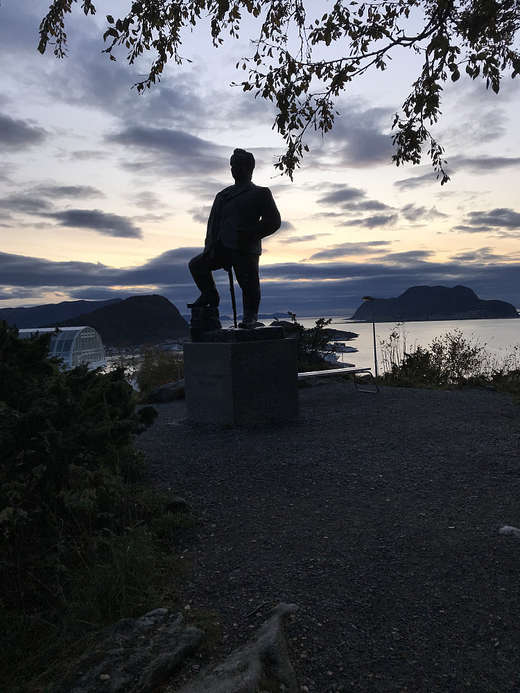 Statue av Kristoffer Randers ovenfor Fjellstua