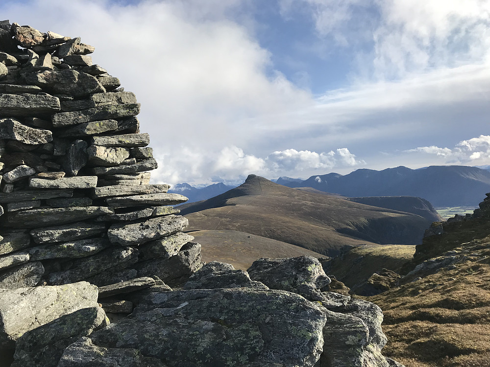 Sjurvarden, Melen bak