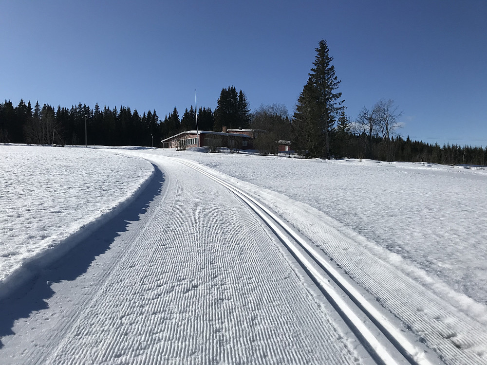 Tilbake på Skistua etter runden om Solbakken og Lundstein. Bare turen ned til Øverby gjenstår av dagens skitur.