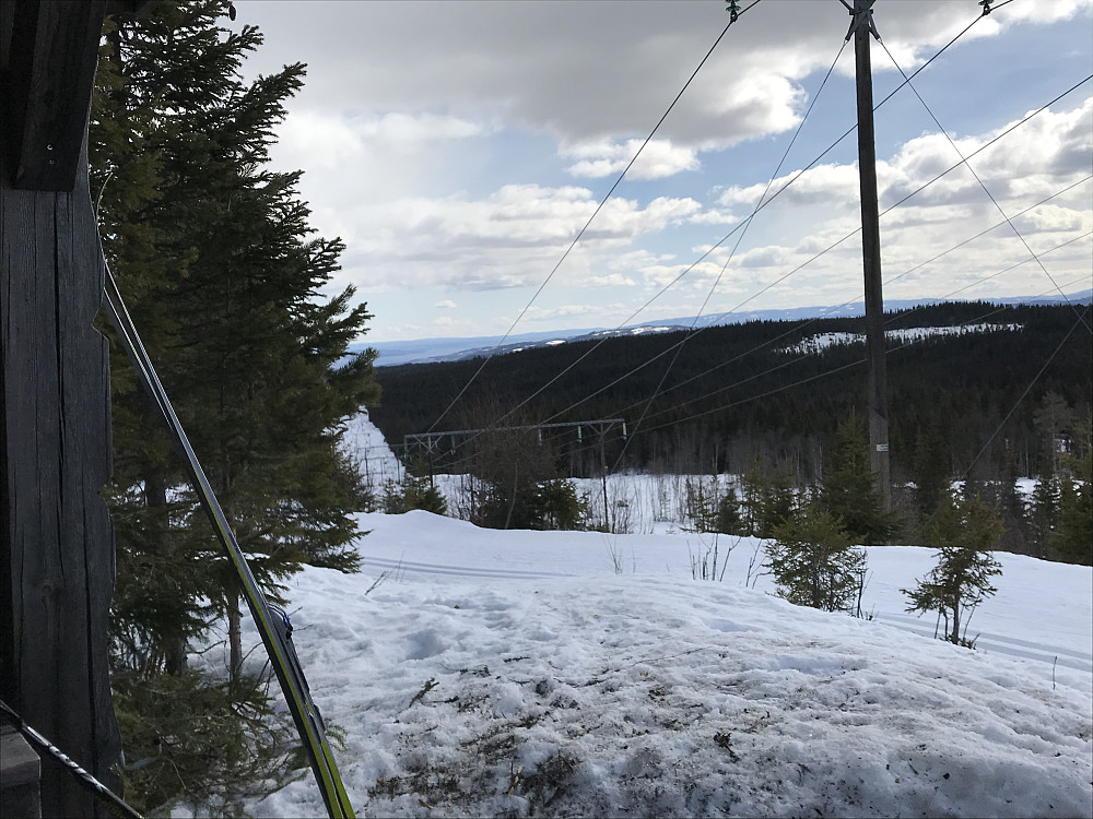 Kort rast i gapahuken ved Skyberg på tur tilbake. Ser Mjøsa, men utsikten skjemmes litt av høyspentlinja.