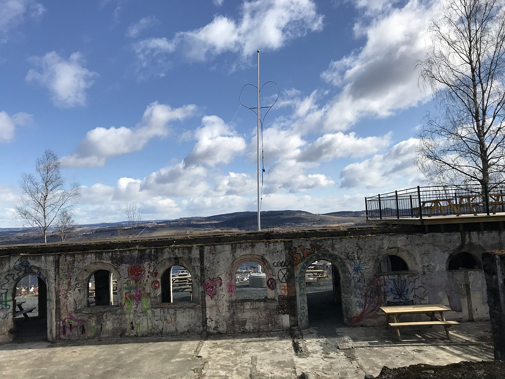 På flaggstanga er det montert et hjerte som lyser over byen nå i disse coronatider
