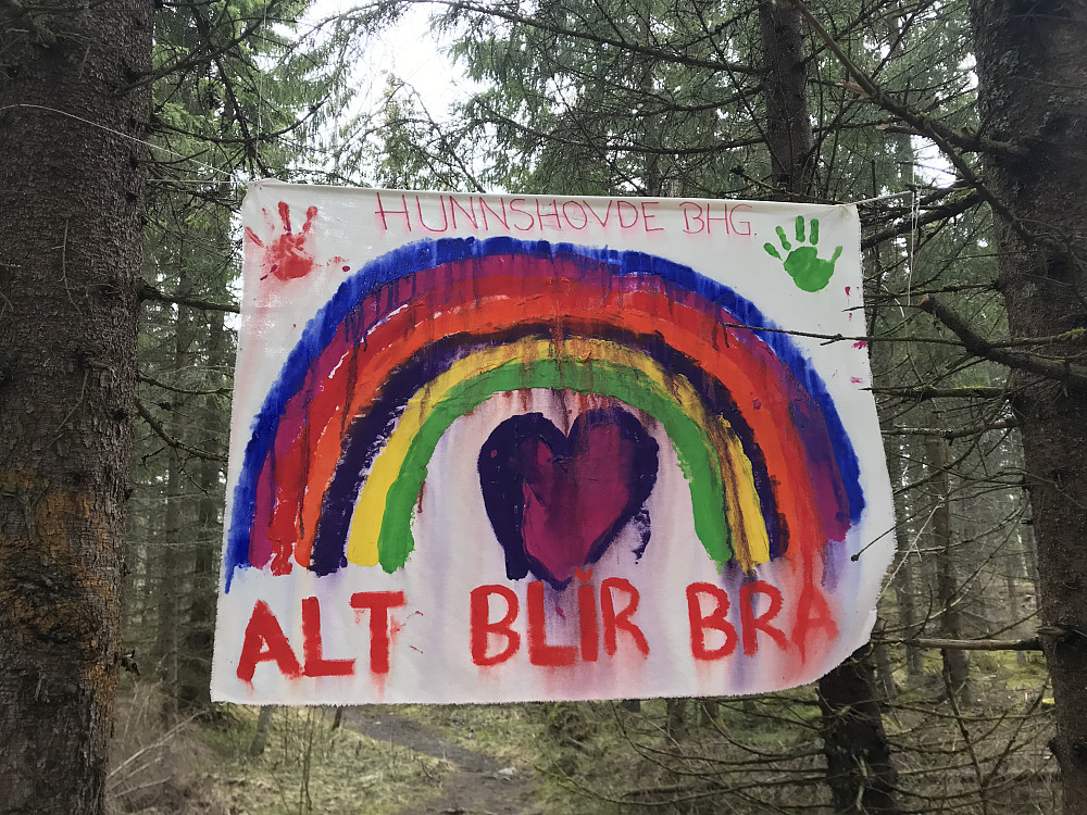 Langs råket fra Mathias Topps vei var dette kunstverket kommet opp. Møtte 3 grupper med glade barnehagebarn som lekte og gikk tur i skogen her. 