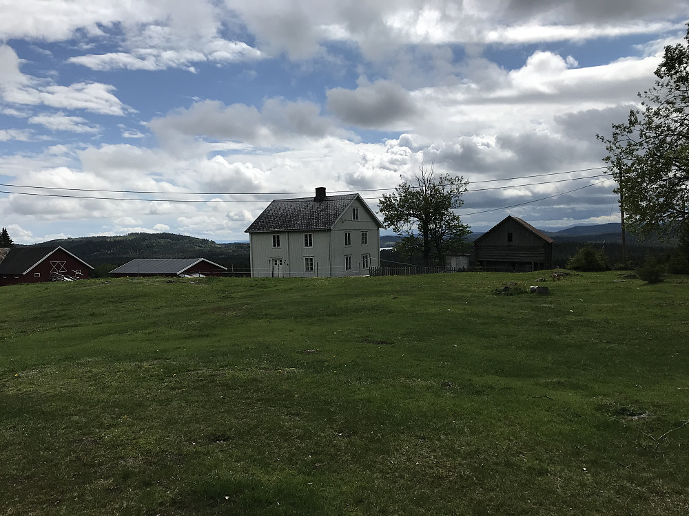 Vesterås ligger høyt og fritt med utsikt til Skumsjøen. Her går skiløypa forbi, og det serveres kaffe og vafler i helgene om vinteren. 