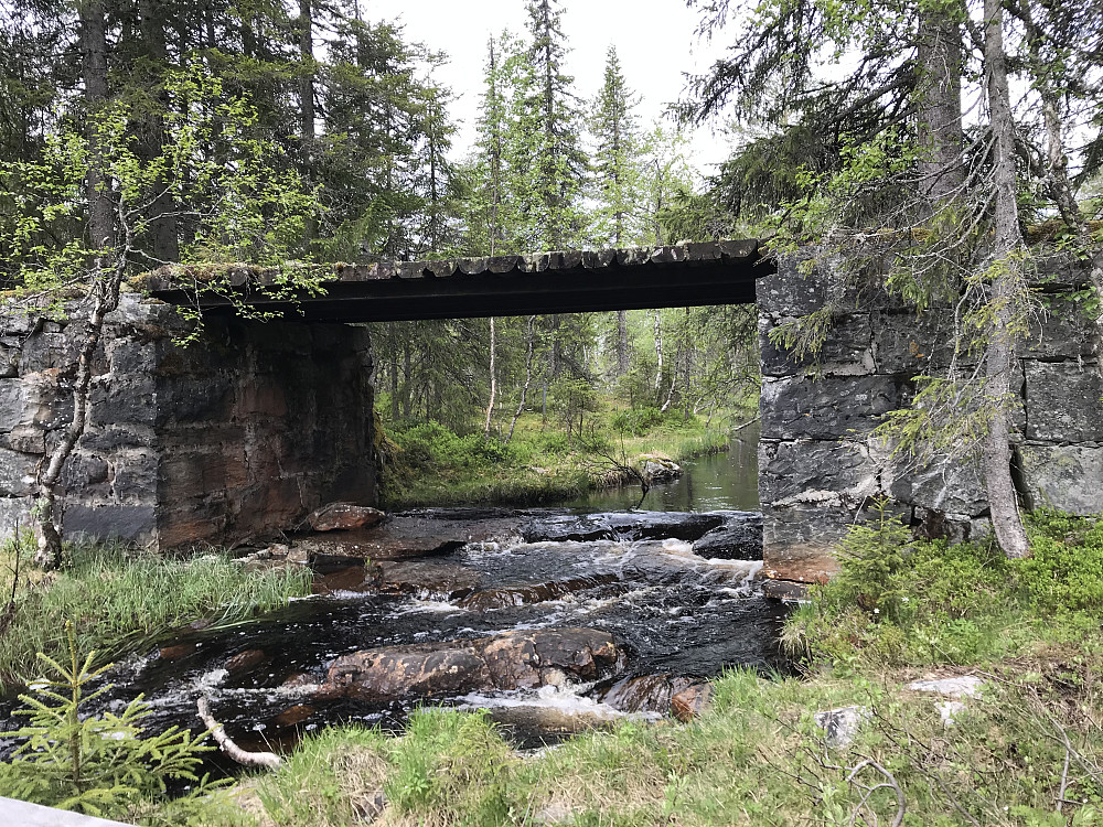 Fin gammel bru nedenfor Vesterås