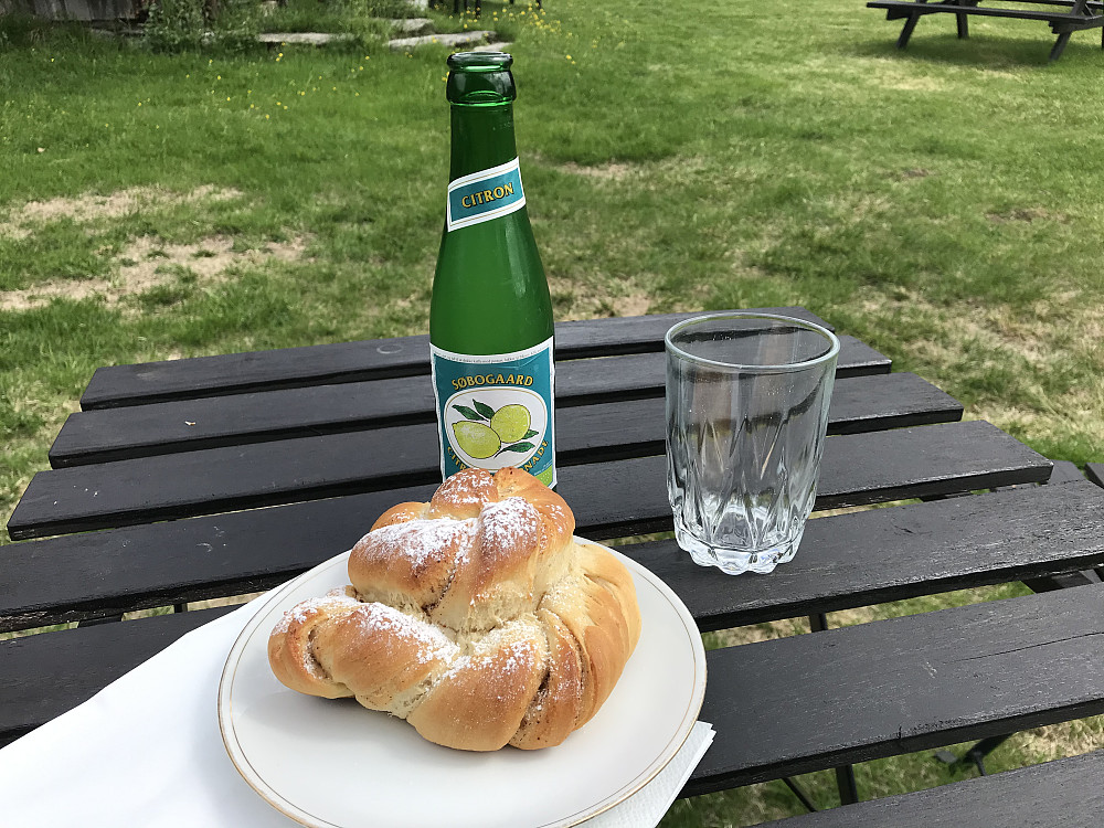 På Bortistu var det en veldig koselig kafe, og jeg lot meg friste av fersk gjærbakst