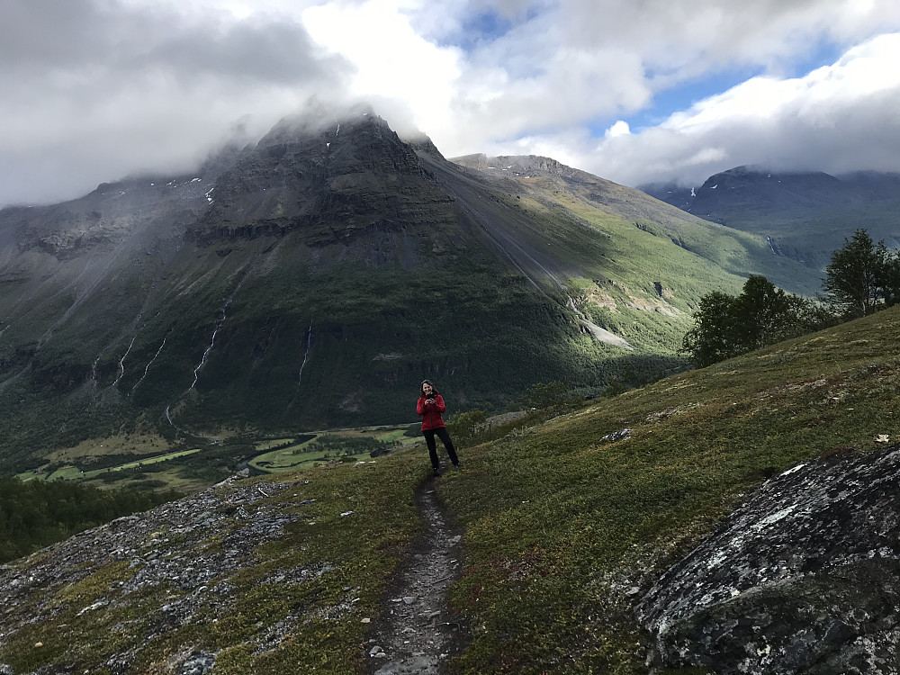 Kirsten på tur oppover. Mannfjellet bak.