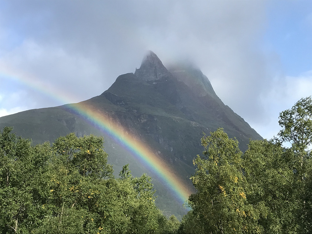 Regnbue under Otertinden på morgenen, sett fra hytta