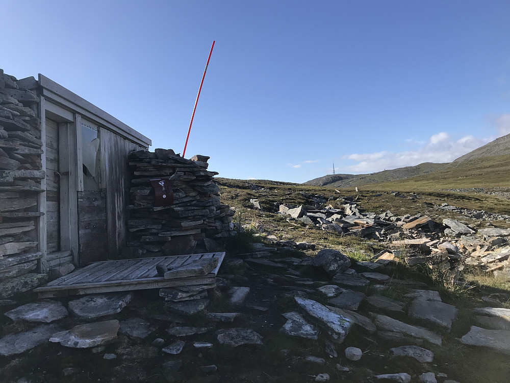 Gapahuk av stein ved Steinvannet