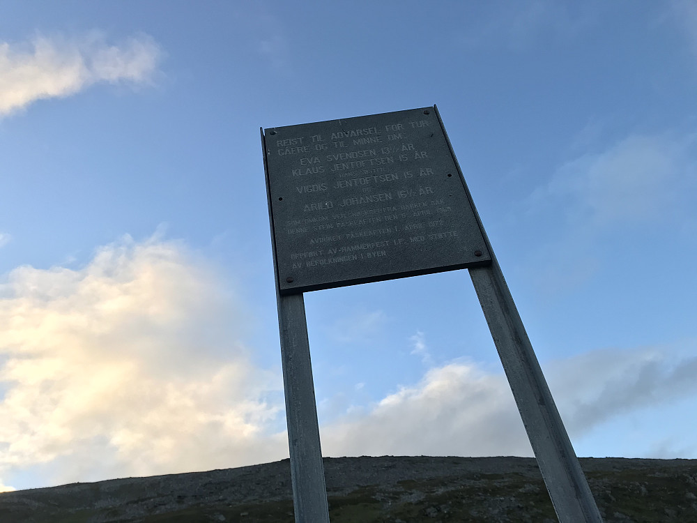 På tur ned gikk jeg og Kirsten bortom minneplaten satt opp etter den tragiske ulykken i 1969, da 4 ungdommer omkom her i Reindalen etter et snøskred.