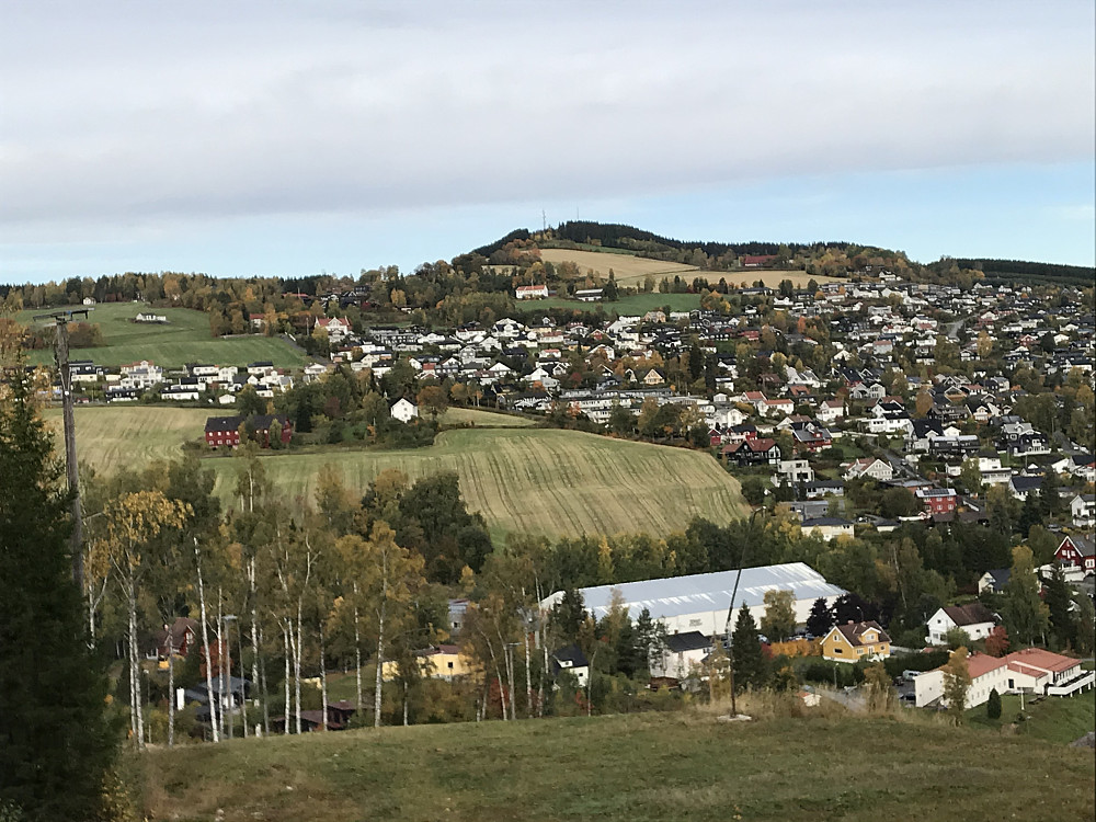 Fra toppen av Hovdebakken mot Bergstoppen. Ser tennishallen og Sogstad/ Sogstadjordet og hjem.