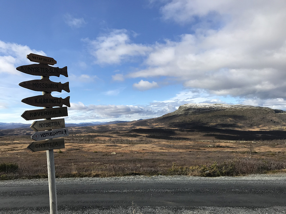 Skilt ved parkeringa. Ongsjøfjellet bak med et lite "melisdryss" på toppen.