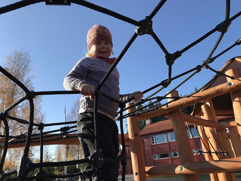 Karoline klatrer på Øverby
