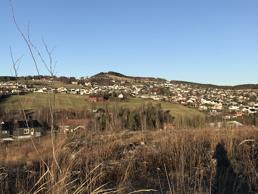 På tur ned fra Hovdetoppen, ser hjem, og opp på Bergstoppen. Sogstad midt i bildet