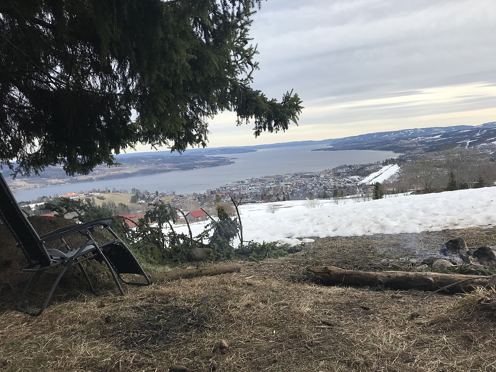 Noen har kost seg med bål og god-stol ved Bergstoppen