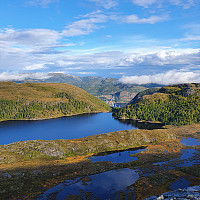 Utsikt over Kvernvatnet mot nybrua over Åstfjorden.