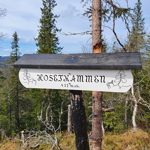 Forseggjort skilt på toppen.