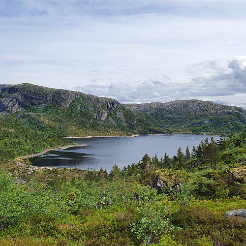 Kvernstadlivatnet mot Storfjellet og Kalvdalsheia.