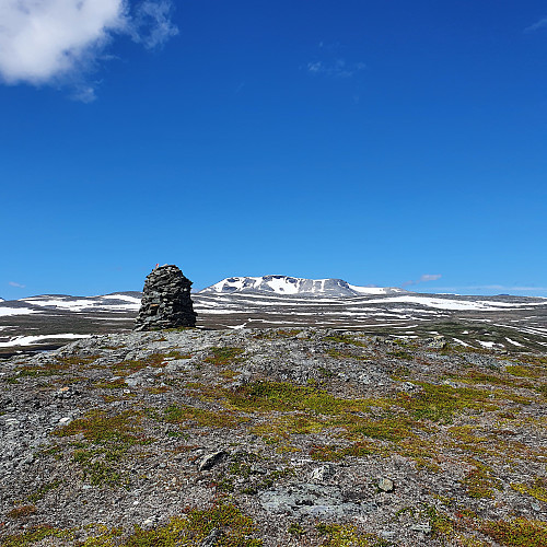Vardhøa med Svarthætta i bakgrunn.