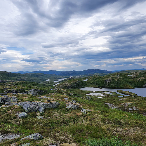 På tur opp til Svartholkjerka. Krogstadfjellet helt i bakgrunn. Bildet er tatt fra Storfjelltjønna. Mange fine vann for fisketur.