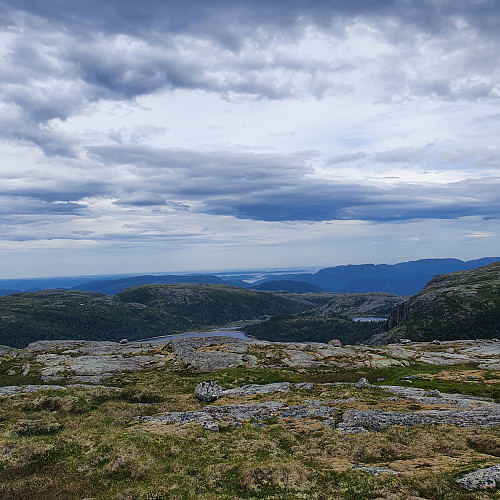 Svartholkjerka. Kvernstadlifjellet helt til venstre. Leksa helt i bakgrunn og Blåfjellet til høyre.