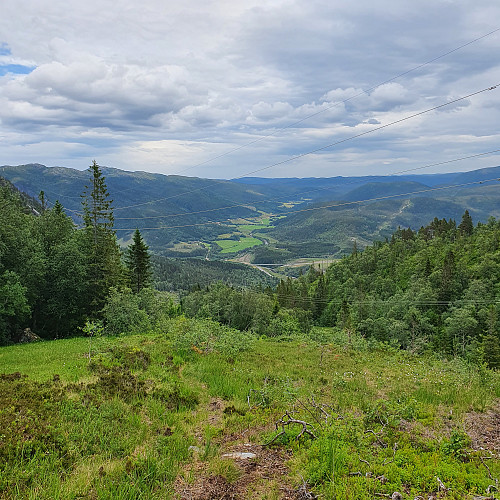 Snart nede. Berg midt i bildet. Bergsvarden og Gjøafjellet til venstre. Skjærakelia til høyre.