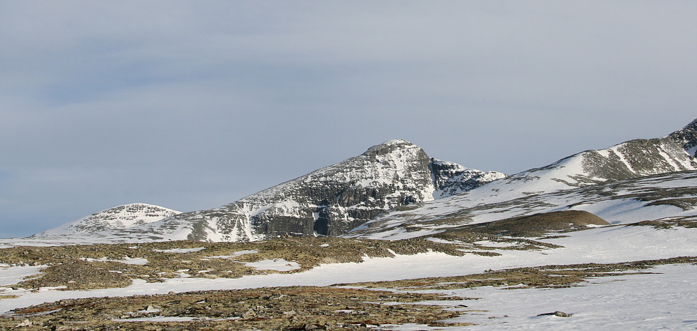 Majestetiske Storsvulten til venstre, Høgronden i midten og ryggen til Midtronden Aust til høyre. Varierende skiføre...