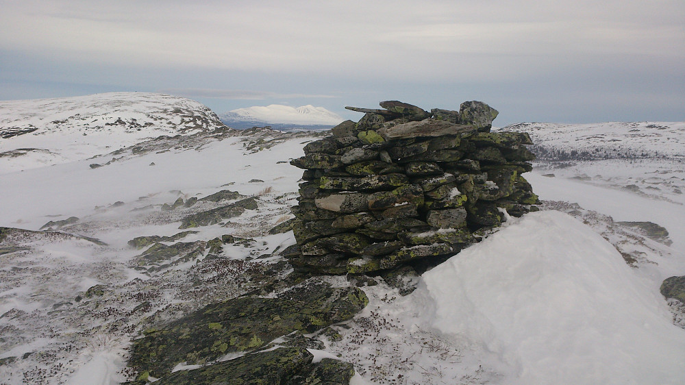 Toppvarden på Storbellfjellet. Med Vestnubben i forkant, og Sølenfjellene i bakgrunnen.