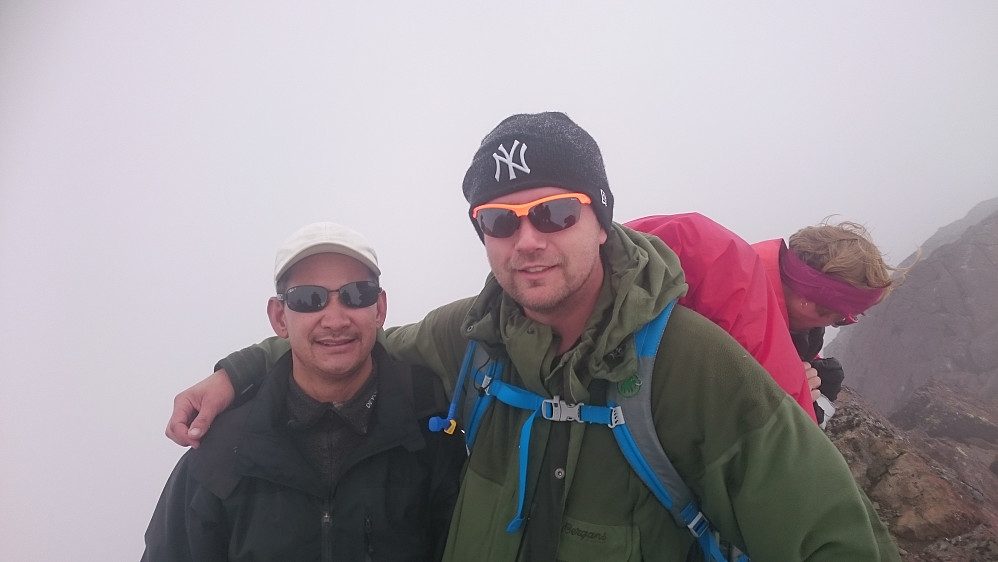 Med Dan. Guiden fra Nepal på første topp.