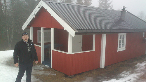  Nils-Gunnar ved den gamle brannvokterboligen.