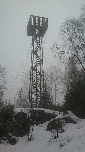 Det gamle vakttårnet oppe på toppen.