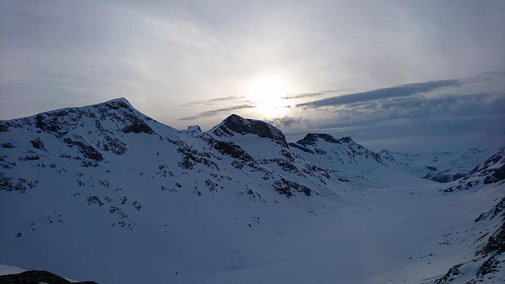 Solnedgang bak Svartdalspiggene fra Svartdalsbandet
