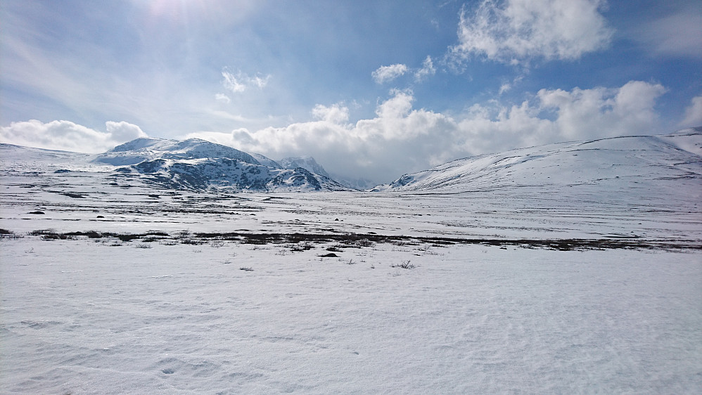 Tilbakeblikk innover dalen igjen. Fint vær ute ved Leirungsmyrin, noe mer ruskete inne i fjellet...