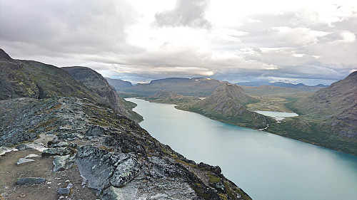 Utover Gjende med Besseggen på venstre side, Knutshøe på høyre