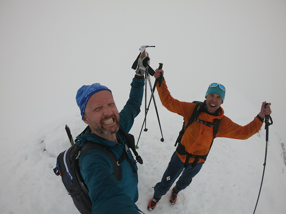 På toppen av Storebjørn vet vi at vi rekker bommen ut av sognefjellet - og at vi har klart hele turen!