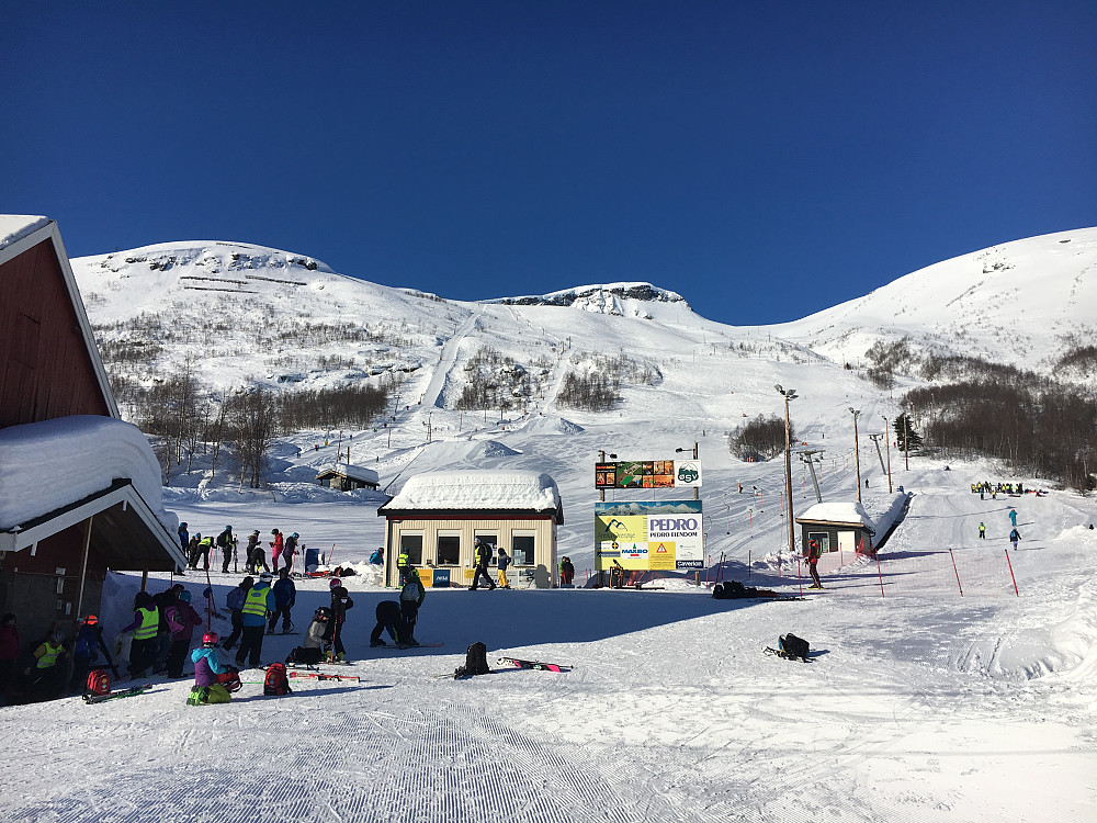 Starten opp skitrekket på Overøye med Auskeret midt i bildet.