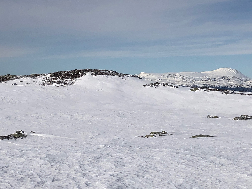 Toppunktet på Uverudfjell ses til venstre på bildet. Gaustatoppen til høyre.