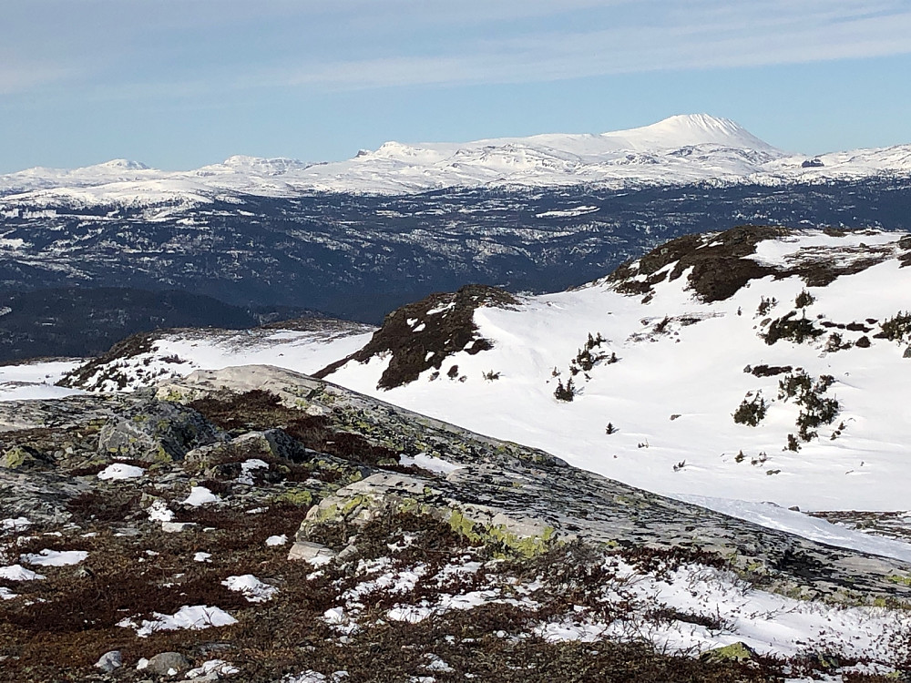 Gaustatoppen til høyre sett fra toppunktet på Uverudfjell.