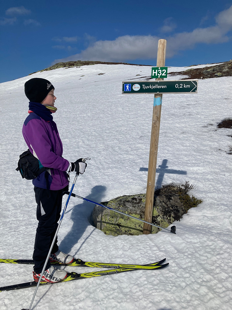 Vi stakk bortom Tjuvkjelleren, men kun en 10cm sprekk var synlig ned til hulen eller hva det var. Resten var dekket av snø.