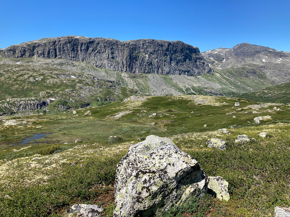 Urdvassberget med Urdvassnutane til høyre i bildet.