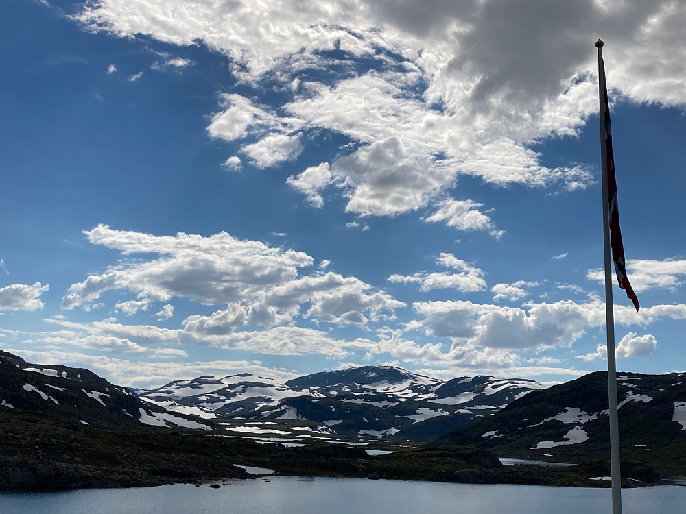 Fra Geiterygghytta med utsikt til toppen av  Vargabreen som ble avlagt en visitt på ski en måned tidligere.