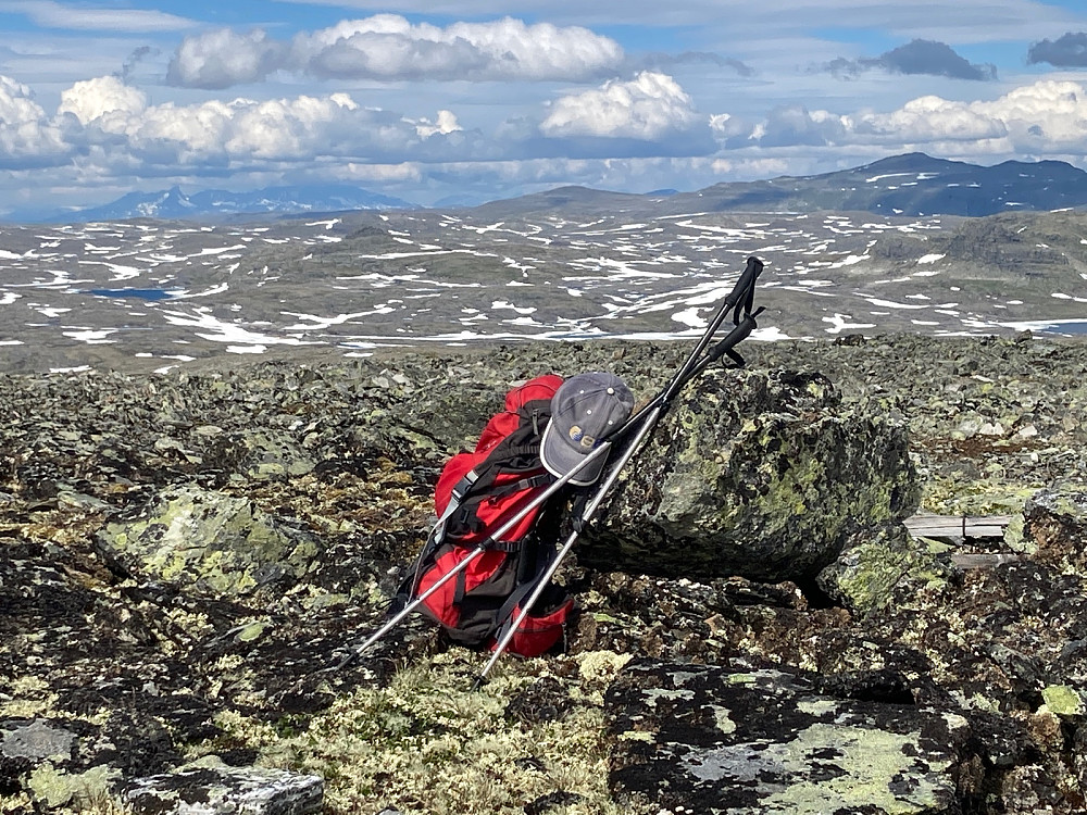 Høyeste punktet på Torskarnuten. Jotunheimen, Hurrungane(?) til venstre og Hånosi til høyre i bildet.