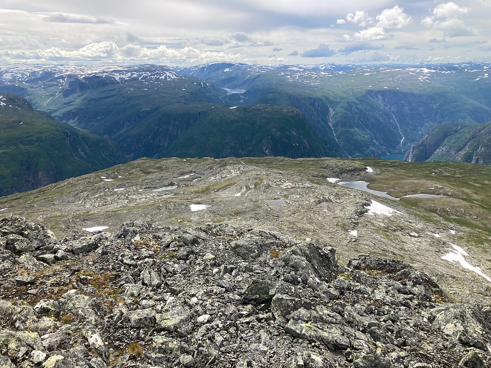 Utsikt fra Torskarnuten på 1602moh med Stonndalen til venstre, Låvisdalen midt i bildet og en flik av Vassbygdivannet nede til høyre.