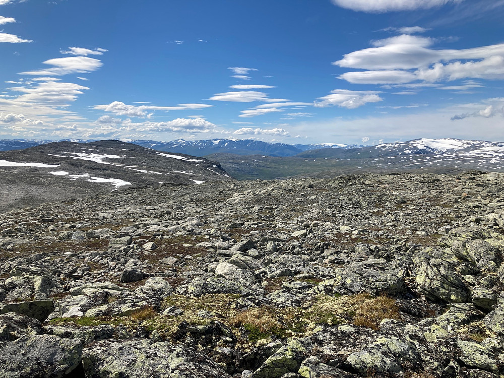 Utsikt fra Torskarnutens østre del på 1650moh til Torskarnuten med noen fjell på Nærøyhalvøya bak. Tror vi også ser Fresvikbreen litt til høyre i bildet.