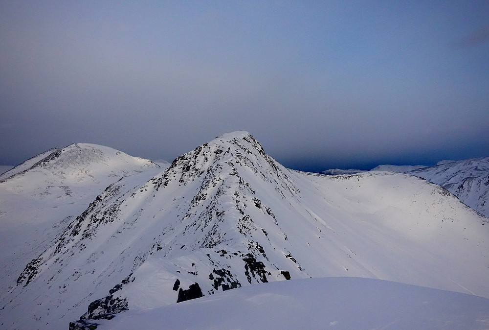 Loftskartinden sett fra Galtåtind. Fin rygg å følge med ski. 