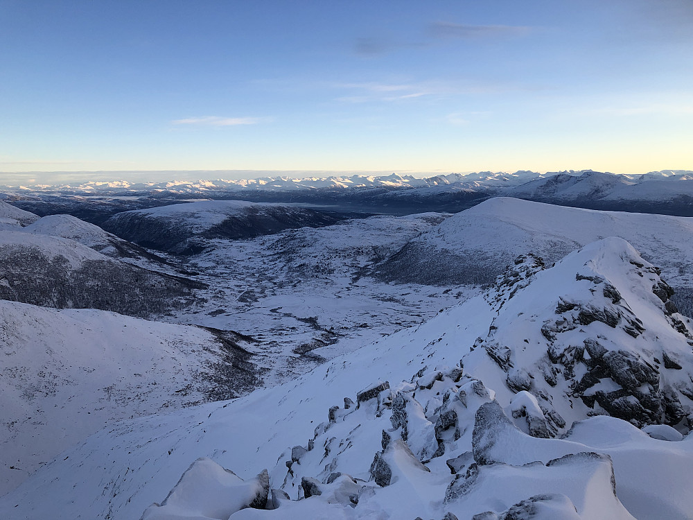 Ski på sekk siste 100m før toppen. Stegjern ikke nødvendig. 