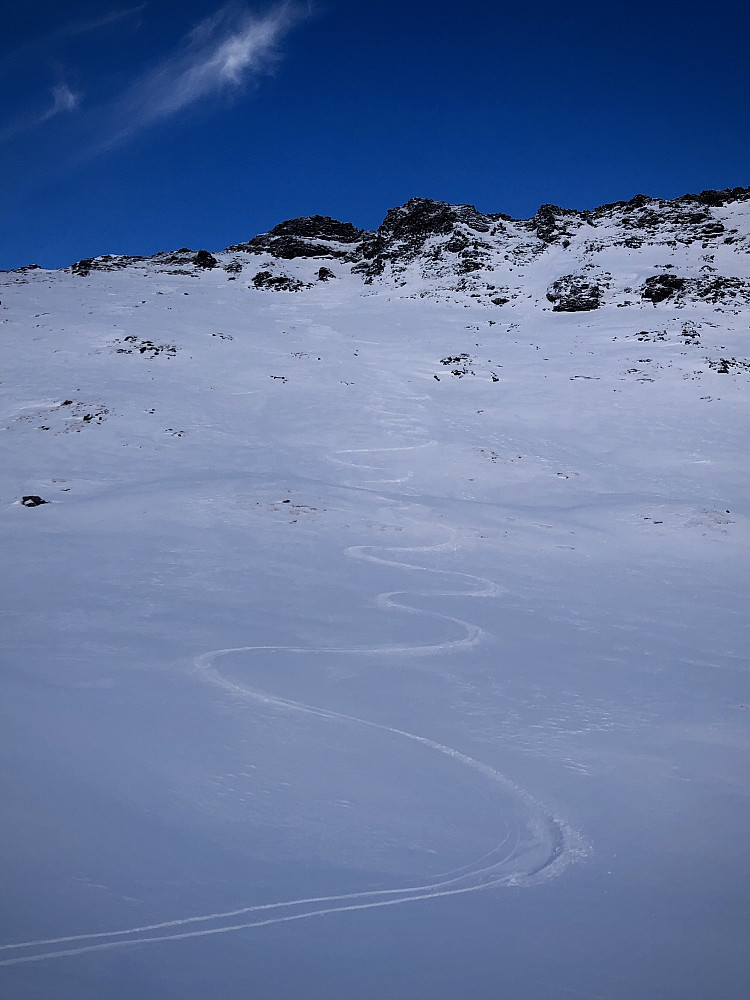 Bratt og leken nedkjøring på god snø. 
