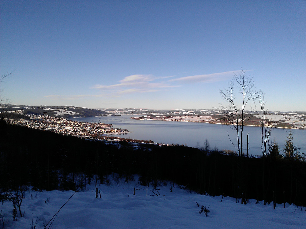 Nordover/Gjøvik til venstre og Ringsaker til høyre for Mjøsa