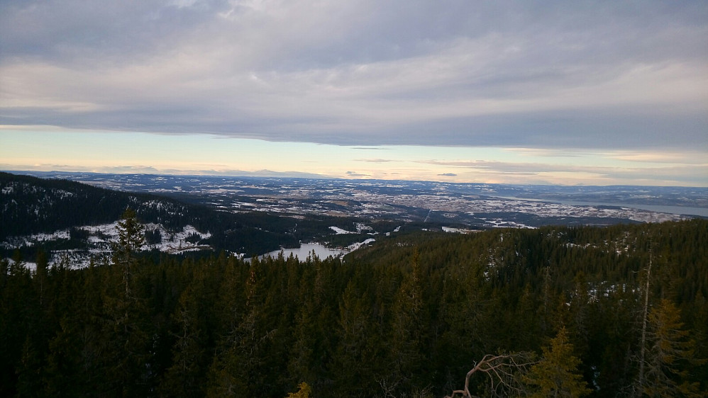 Fra Borgenkampen mot Toten og Mjøsa (til høyre). Skjeppsjøen nærmest